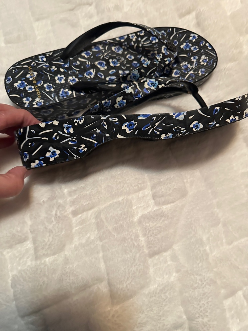 🖤💙Tory Burch Black Flip-Flop Sandals with Blue Floral Print🖤💙